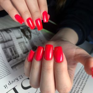 красный маникюр